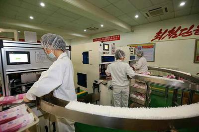 金正恩視察衛生用品工廠 強調質量與設計同步提升，滿足國際標準